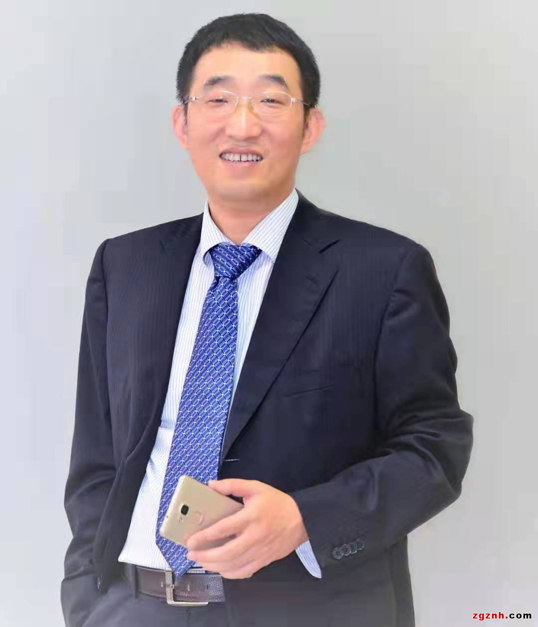 李剛，華為公司原副總裁，1996年加入華為，是公司早期創(chuàng)業(yè)、研發(fā)、拓展市場的功臣，2020年從華為功成身退。對企業(yè)戰(zhàn)略、文化、人力資源、產(chǎn)品研發(fā)，市場營銷，技術(shù)服務(wù)、質(zhì)量與運營等方面有豐富的實戰(zhàn)經(jīng)驗。華為管理體系貢獻(xiàn)最高榮譽獎“藍(lán)血十杰”獲得者，華為大學(xué)“金牌講師”。