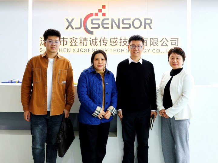 智能化學(xué)會副會長劉衛(wèi)群陪同深科協(xié)學(xué)會處處長孫業(yè)帥一行考察鑫精誠傳感